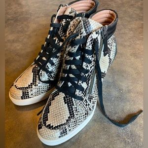 Wedge sneakers. Narrow toe. Zip detail. Leather with snake skin print.